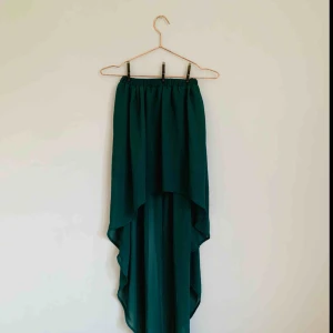  - Suuupersnygg kjol med släp! Elastisk i midjan (så jag skulle nog säga att den är en S pga det). Den är kort i fram och underkjolen är också kort, vilket gör att släpet är genomskinlig! Väldigt fin grön färg!💚✨  Jag kan både mötas upp eller skicka💌🤗