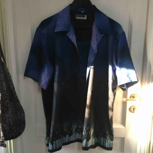  - Nice skjorta med palmer på, snygg som oversized. Använd en gång så är i jättebra skick!