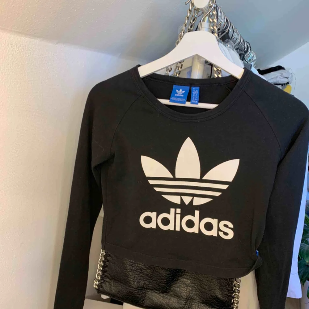 Långärmad Adidas tröja som är köpt från Urban outfiters. Sällan använd! 85 kr plus frakt🖤 . Tröjor & Koftor.