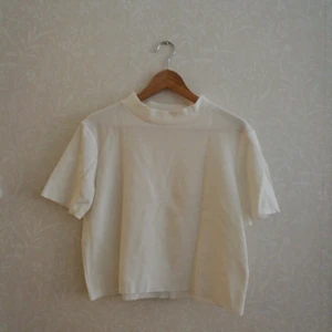  - En tjock cropped tröja med korta ärmar.  Storlek L. TRF by Zara  A thick short-sleeved jumper from Zara. Size L. New and unworn but has no tags.  