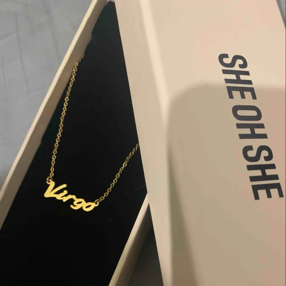 18k guld platerad halsband från She Oh She (personalized necklace) med texten Virgo.  Ordinarie pris 399kr + 29kr frakt. Oanvänd, skickas med boxen. Bjuder på frakt vid snabb affär. . Accessoarer.