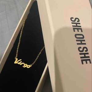 18k guld platerad halsband från She Oh She (personalized necklace) med texten Virgo.  Ordinarie pris 399kr + 29kr frakt. Oanvänd, skickas med boxen. Bjuder på frakt vid snabb affär. 