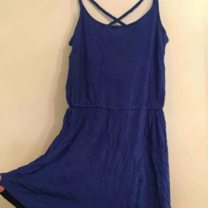 - Säljer denna blåa playsuit i storlek XS för 30kr