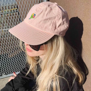  - Rosa keps med en blombukett-detalj 