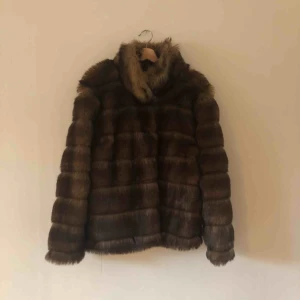  - Fuskpäls i mycket fint skick. Knappt använd. Ficka på vardera sida. 