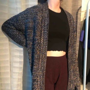  - Jätte mysig stickad kofta i härligt mönster:3 köpt i Spanien på bershka