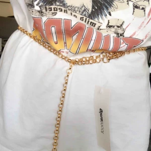  - Oanvänt kedjeskärp från ginatricot. Frakt tillkommer :) 