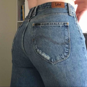  - Skitsnygga mom-jeans från Lee. Endast använda ett par gånger o sen legat i garderoben. Köpta för 995kr för ett halvår sen. Croppade och passar mig perfekt som är 160. 