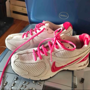  - Nike run. Rosa Och vit. I mycket bra skick. Passade mig aldrig. 