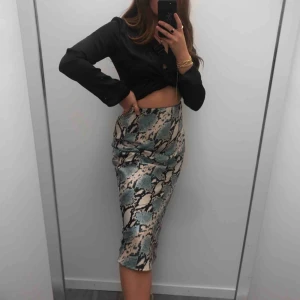  - Superfin kjol i skönt satin aktigt tyg. Stretch uppe i midjan! Använd 1 gång! Frakten ingår❗️