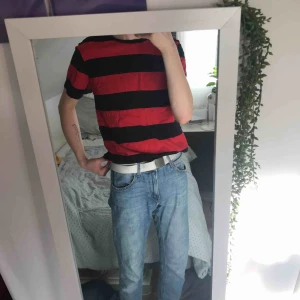  - En svart och röd randig T-shirt som jag inte använder längre. Storlek M och i bra skick.💎 Köpt på Carlings⭐️ Frakt tillkommer!