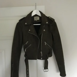  - Militärgrön jacka i mocka material🍂 250 kr + frakt.