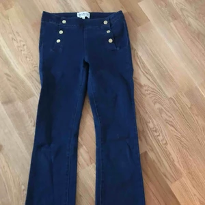  - Säljer ett par nästan oanvända utsvängda byxor från Hamton republic. Höga i midjan, inget slitage. 