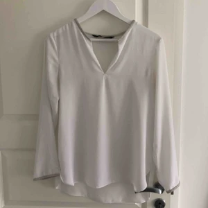 - Fin vit blus med läderdetaljer från Zara. I fint skick :) Köparen står för frakten. 