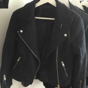  - Marinblå jacka från Cubus. Normal i storleken. Material: mockaimitation. Köpare står för frakt! 