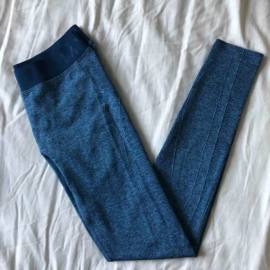  - Fina blåa träningstights från Myprotein som tyvärr inte kommer till användning. Använda vid ett tillfälle så i väldigt fint skick! Frakt betalas av köparen :) 