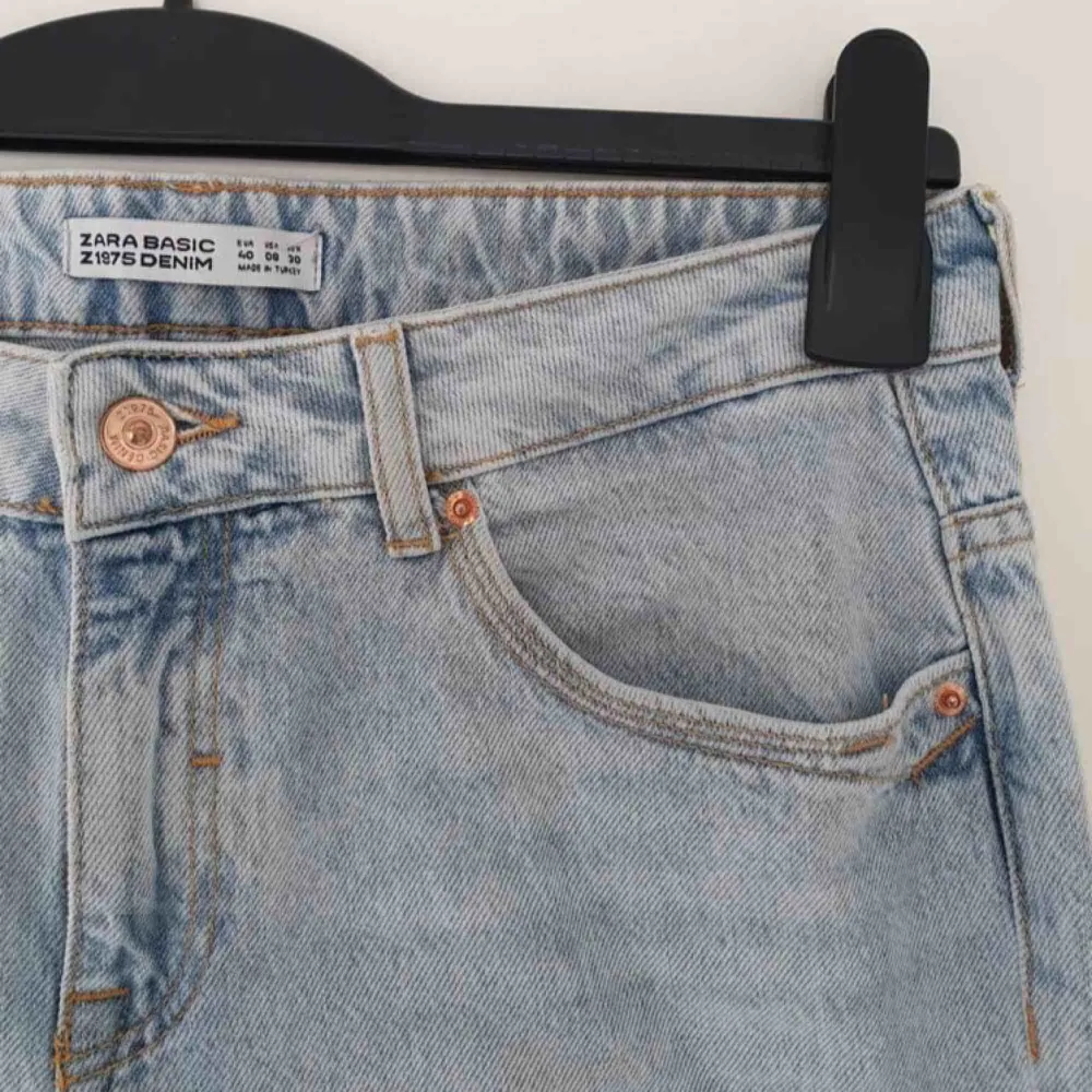 Ljusa jeans men slits och fransar från Zara. Knappt använda så i väldigt bra skick. Lite mindre i storleken skulle jag säga. Ser ut som att jeansen är fläckiga men det är endast fel på bilderna, ej i verkligheten. Frakt ingår!. Jeans & Byxor.
