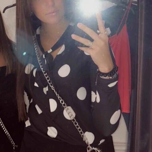  - Säljer denna söta tröja från Lindex. I mycket bra skick, köpare står för frakt🌻