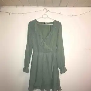 Poka dotted klänning med volanger i en mintgrön färg