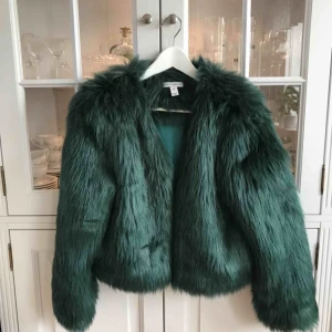  - Fake pälsjacka i mörkgrön från Sanne Alexandra! Aldrig använd!