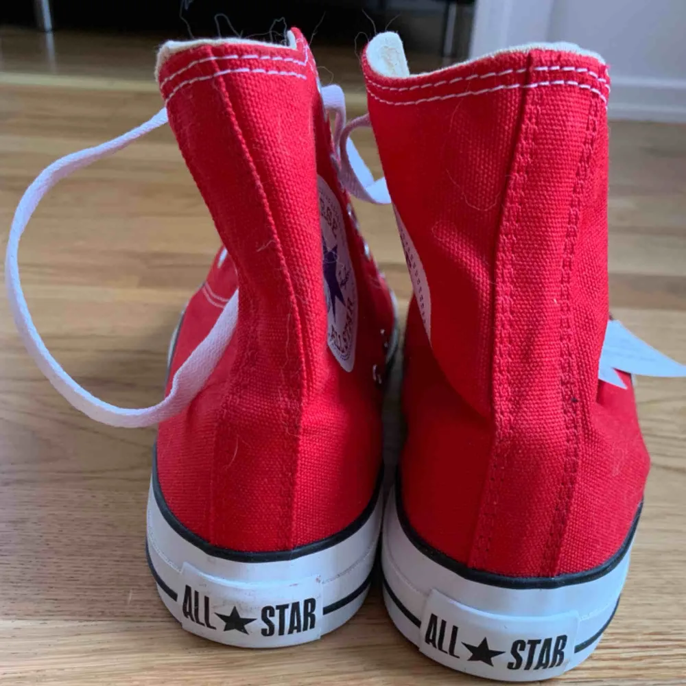 Röda höga converse, osäker på om de är helt äkta men de ser och känns väldigt äkta ut. Aldrig använda, stått i garderoben och velat bli använda i alldeles för många månader nu! . Skor.