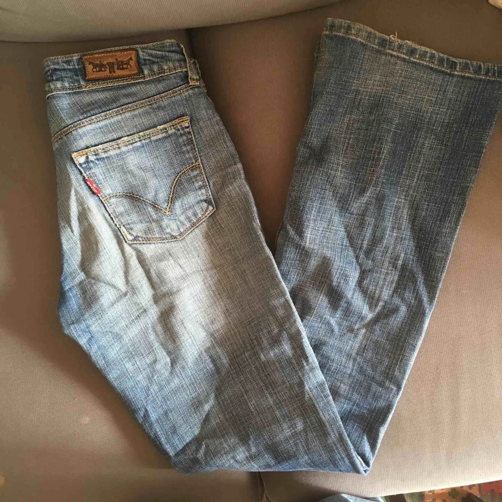 Ett bar vintage Levis bootcut jeans, sitter som en smäck om man har storlek 27( typ 36/S) köpte på second hand så de är lite använda därför priset men tycker bara att de är snyggt slitna🤪 . Jeans & Byxor.
