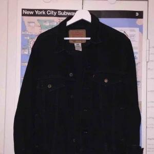  - Superfräsch svart vintage jeansjacka från Levis! Köpt på beyond retro för några år sedan men sparsamt använd och därav i superbra skick. Den är lite bred och oversize i modellen så man får plats med en hoodie under! 