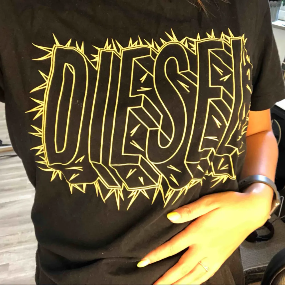 Jätte cool tröja från Diesel herr. På mig som brukar ha S sitter den jätte bra och är inte särskilt oversize. Nypris: 500kr💓 köparen står för frakt. T-shirts.