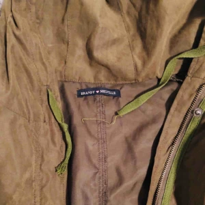  - Tunn jacka i mörkgrön (typ camouflage) färg. Knappt använd, mycket fint skick!  Storlek XS-M