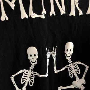  - Säljer denna sköna och snygga tröja ifrån Monki, den är i mycket bra skick! Skulle säga att den passar XS-M beroende på hur man vill att den ska sitta. Betalning via swish🦋 kan frakta om köparen står för frakt. 