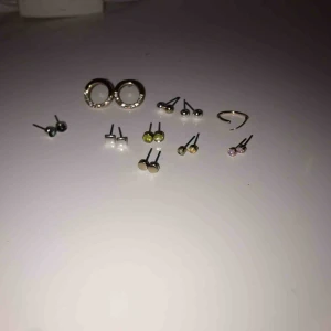  - 9 stycken olika örhängen i alla olika färger med både silver och guld👌🏻