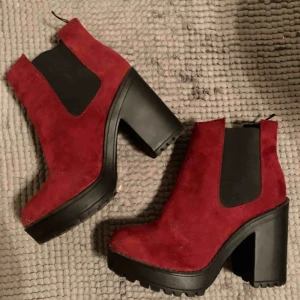  - Vinröda stövlar/boots i mockaliknande tyg.  Storlek 38. Använda fåtal gånger, säljes pga garderobsrensning :)