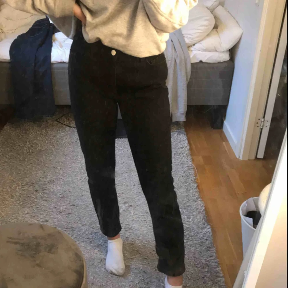 Säljer ett par fina loose fit straight ankle svarta jeans som jag köpte på Plick, från början kommer de från nakd, säljer pga att de tyvärr är för stora i midjan😘 150kr frakt tillkommer❤️. Jeans & Byxor.