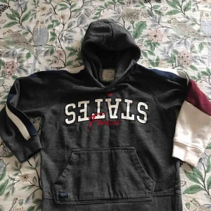  - Sweat sweater från Zara's . Barn storlek men för en Xs så vista man lite Magen .  Súper fin i topp skick. 