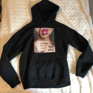  - Svart hoodie med tryck. Från off zoo. Riktigt snygg och skön. Nyskick, bara använd ett fåtal gånger. Nypris ca 600 kr