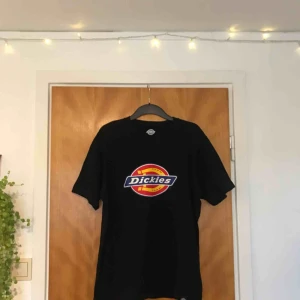 - T-shirt från Dickies (herrstorlek). Använd ca 2-3 gånger så den är i ett väldigt fint skick! Säljer för jag har ingen användning av den själv längre.