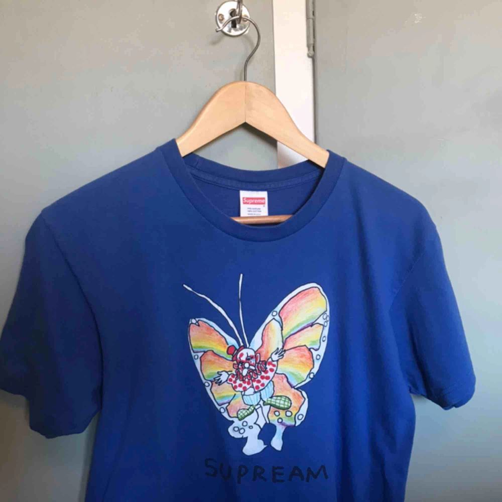Supreme Gonz Butterfly T-shirt från säsongen SS-16 i storlek M, sitter som en ganska liten M! Skick ca 7/10 mest general wear och lite fading på själva färgen och lite sprickor har precis börjat komma i trycket!  Skickas spårbart i hela Sverige (63kr). T-shirts.