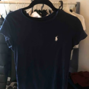  - En polo Ralph Lauren t-shirt i marinblå. Den är i bra skick eftersom den är använd ett få tal gånger. Köparen står för frakten🌸