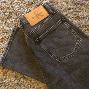  - Helt oanvända (lappen kvar) jeans från Calvin Klein i rak modell! 🥰Nypris ca 1000 kr. Köparen står för eventuell frakt. 