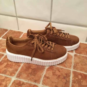  - Bruna sneakers från ICHI.  Köpta från Sellpy men ej använda pga för små. Priset går att diskutera.