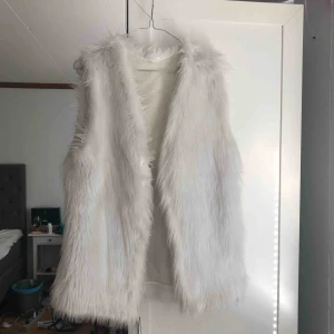  - Fin fakepäls som jag fått i julklapp! Jag använder inte den men den är så fin att ha tex på middag eller när man är ute och äter 🥰