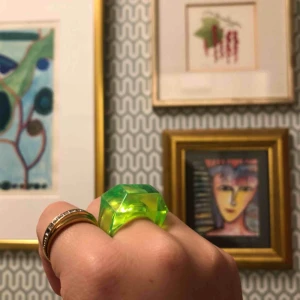  - Rolig grön ring, köpt för  99 i england. Frakten ingår i priset✨