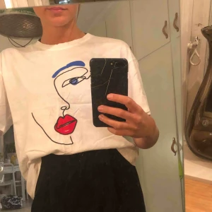  - Snygg T-shirt, aldrig använd 💚 Frakt på 36kr tillkommer.