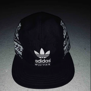  - Adidas Originals keps. Går att ställa om storleken.  Passar vuxen/tonåring 