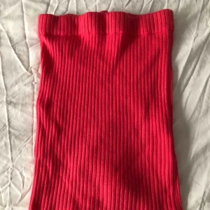  - Kort tubkjol i stickat material