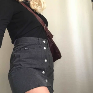  - Grå kjol köpt på humana, sytt upp den. ❤️ väldigt fin. Frakt tillkommer 30 kronor. 