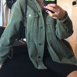 Zara grön lång jeansjacka  - Frakt ingår i priset.