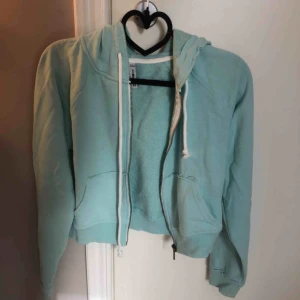 new yorker kofta - en jättesöt croppad huvtröja i samma mintgröna färg som ett par mjukis shorts jag lagt ut. säljer även denna huvtröja i grått. perfekt till sommaren då den passar i färg och tjocklek på tyget