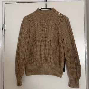 Väldigt fin Holly & White stickad tröja - Väldigt fin HOLLY & WHITE stickad tröja köpt för 600kr. Knappt använd.