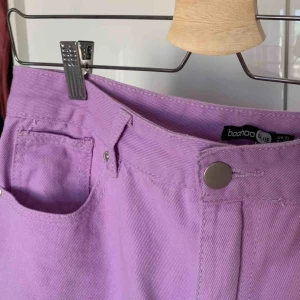  - Trendiga och sjukt coola lila mom jeans från boohoo. Endast testade men kände att dom var något korta på mig som är 175cm lång, därav säljer jag😭 dom sitter sjukt bra!! Någon nyans ljusare i verkligheten💗